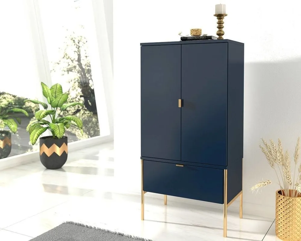 Wysoka elegancka granatowa komoda do salonu Polka na złotych nóżkach