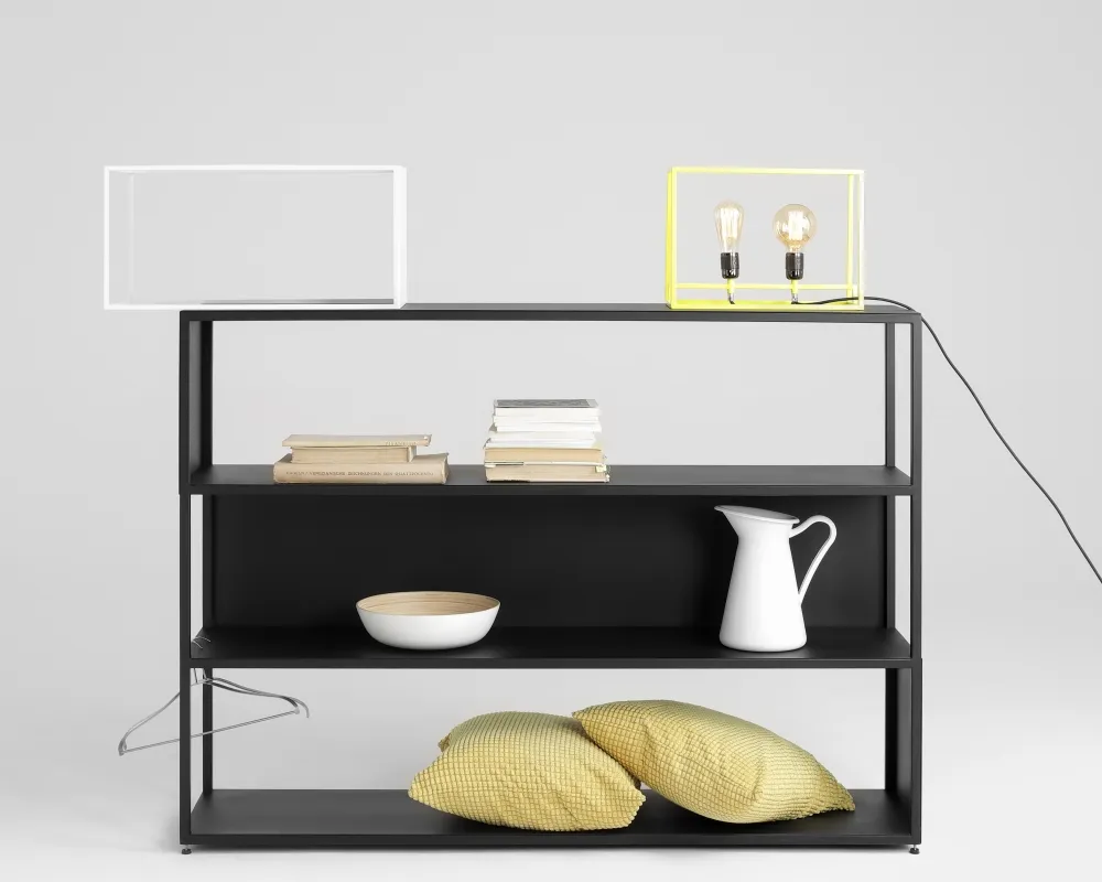Prostorný kovový regál do obývacího pokoje Hyller Side 150x110