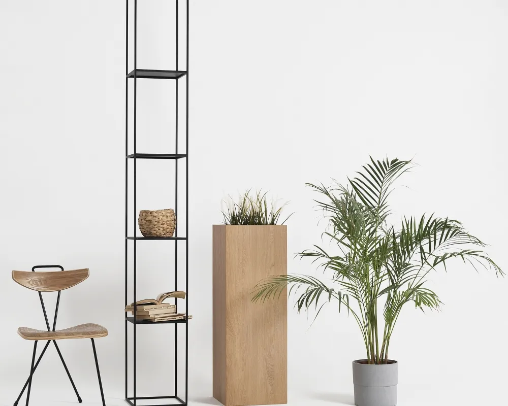 Praktický regál na kovových rámech do obývacího pokoje Tensio Pillar 5F 230x30 cm