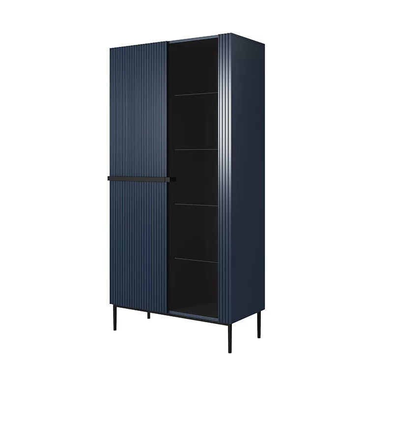 

Prosklená vitrína s drážkovanými dveřmi do obývacího pokoje Noemi - Meble Bogart