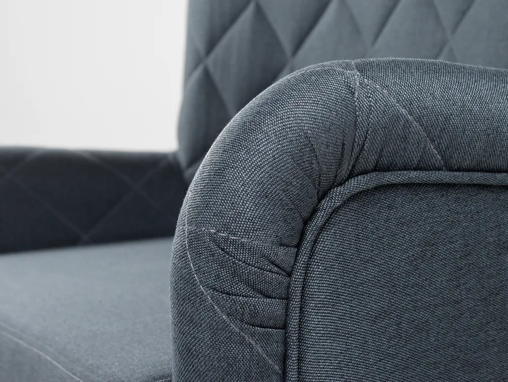 Elegantní prošívaná pohovka s dřevěnými nohami do obývacího pokoje Karro