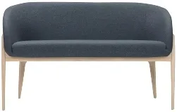 Elegancka sofa z drewnianymi nóżkami Jenny Bistro
