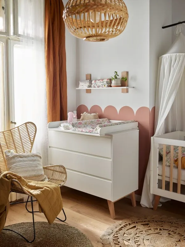 Prostorná komoda se 3 zásuvkami do dětského pokoje Swing.