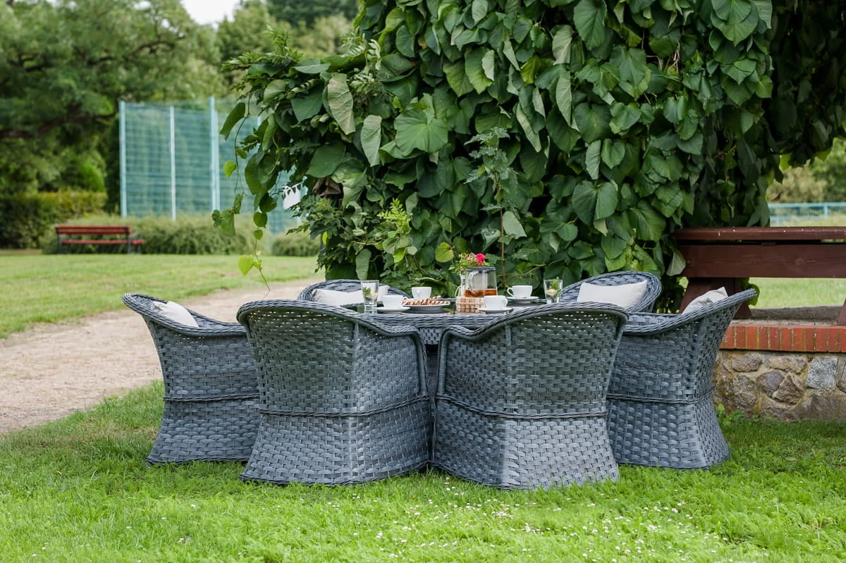 Duży zestaw mebli stołowych do ogrodu z okrągłym stolikiem Dermondo