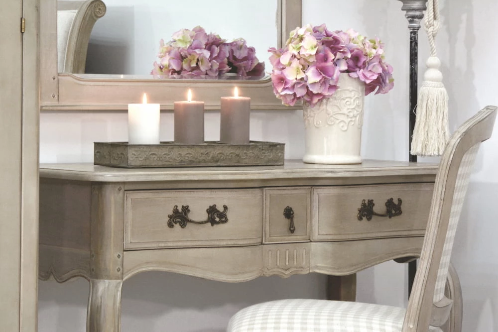 Elegantní konzolový stolek na vysokých nohách do obývacího pokoje nebo ložnice Venezia