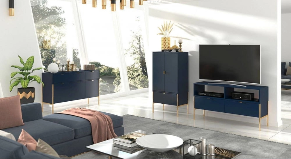 Elegantní vysoká tmavě modrá komoda do obývacího pokoje Polka se zlatými nohami