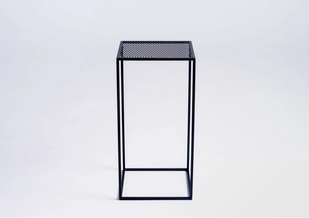 Konferenční stolek na kovových rámech do obývacího pokoje 30x30 Matrix