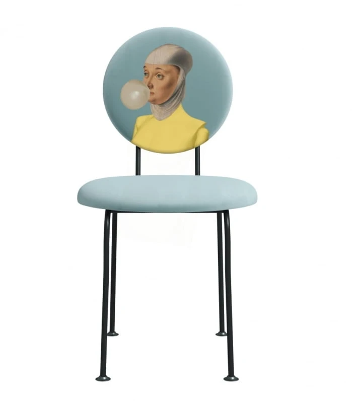 Krzesło tapicerowane Curios 1 – Kobieta z gumą balonową
