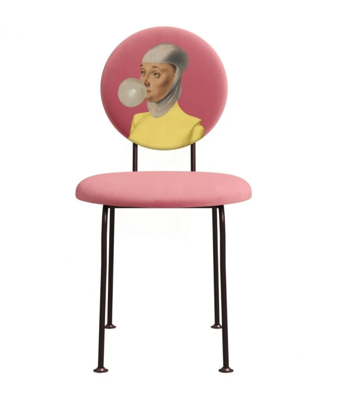 Extravagantní čalouněná židle Curios 1 - Žena se žvýkačkou