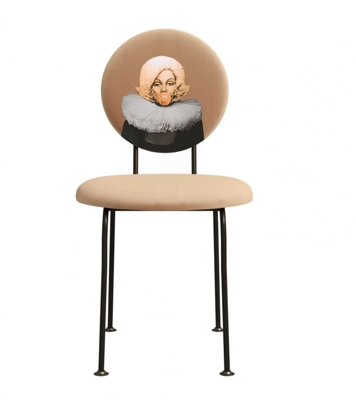 Krzesło tapicerowane Curios 4 – Kobieta z kryzą