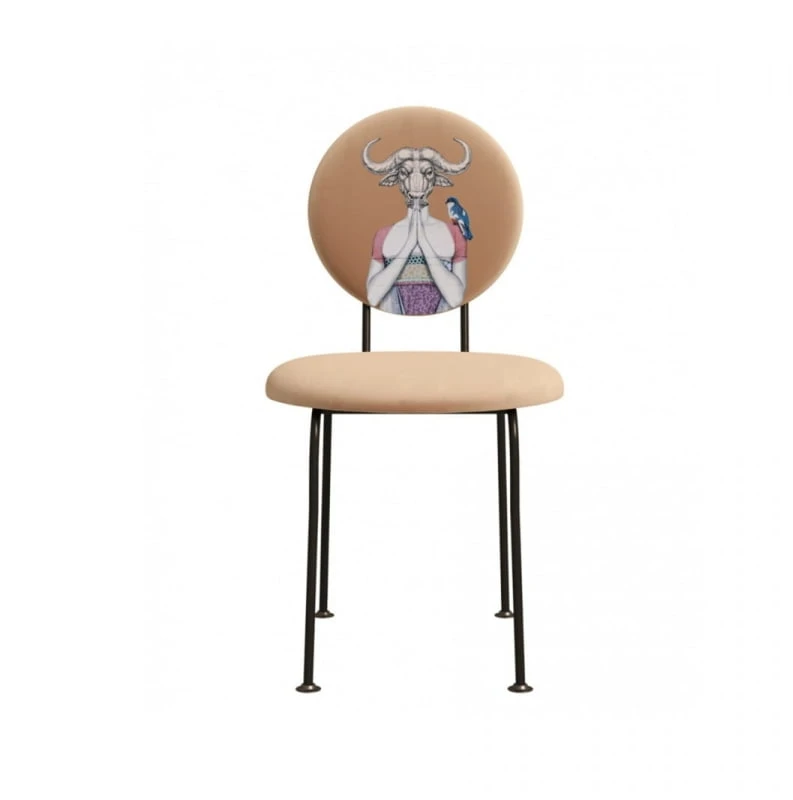Extravagantní čalouněná židle Curios 5 - Žena s býčí hlavou