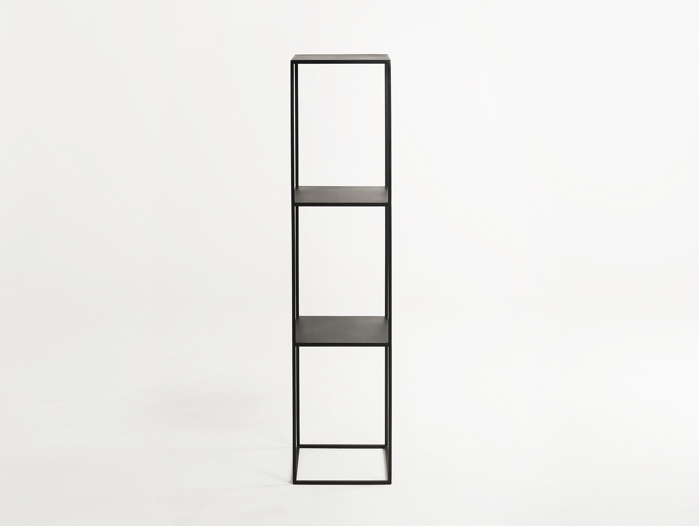 Levně Praktický regál na kovových rámech do obývacího pokoje Tensio Pillar 3F 140x30 cm - CustomForm