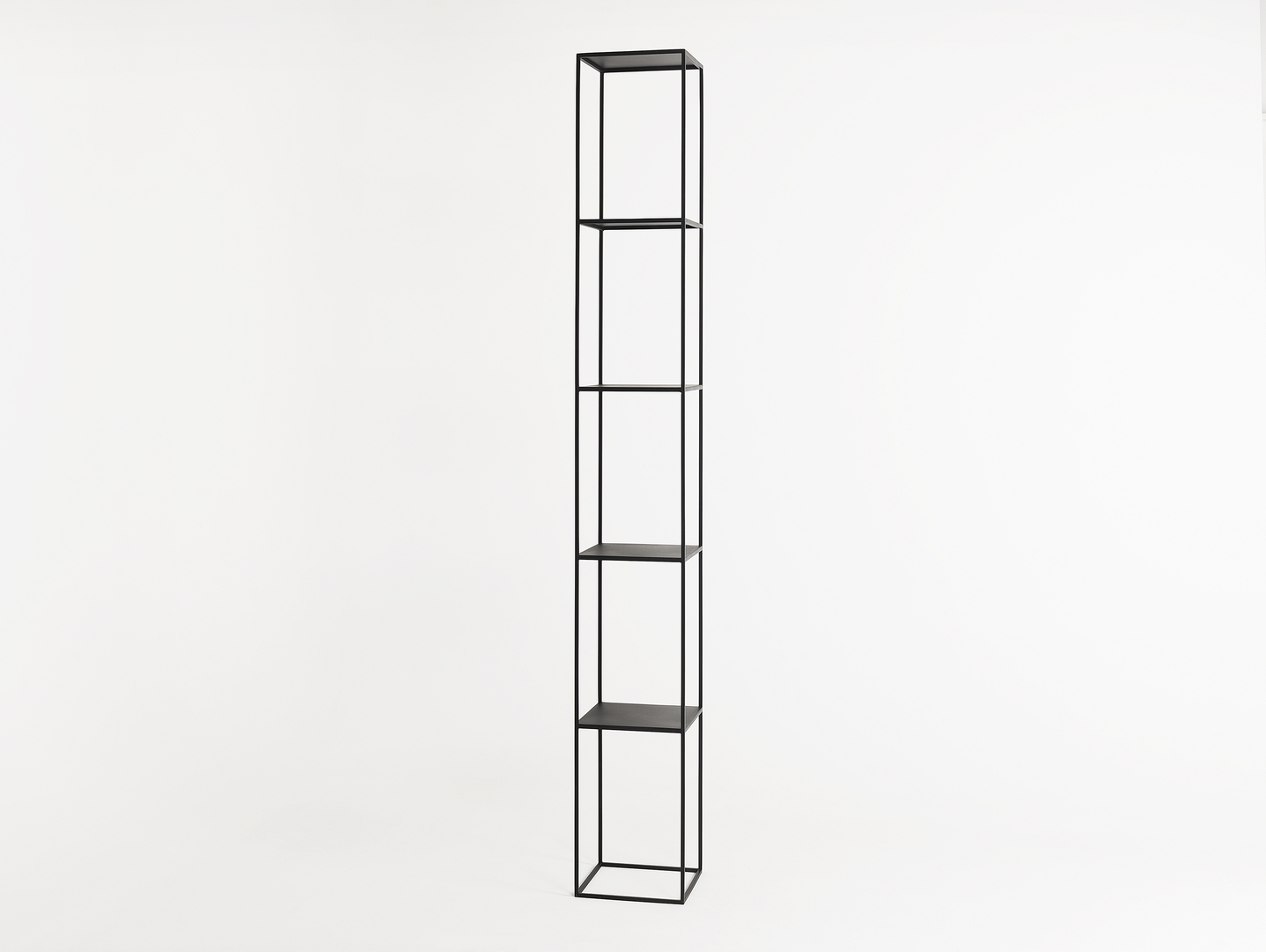 Levně Praktický regál na kovových rámech do obývacího pokoje Tensio Pillar 5F 230x30 cm - CustomForm