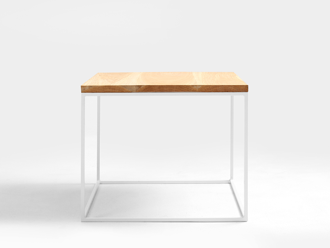 Levně Konferenční stolek na kovových rámech do obývacího pokoje Tensio Solid Wood 50 - CustomForm