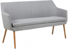 Tapicerowana sofa na drewnianych nóżkach do salonu lub jadalni Logrono