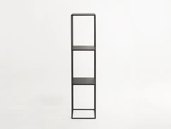 Praktický regál na kovových rámech do obývacího pokoje Tensio Pillar 3F 140x30 cm