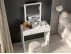 Praktický toaletní stolek se zásuvkami a zrcadlem do ložnice Bijou